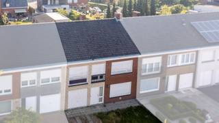 Op een toplocatie, pal in het centrum van Tielt, vinden we deze ruime gezinswoning boordevol potentieel. De woning is gelegen op wandel-...