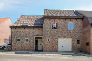 <br />Zo beschikt ze over 43 zonnepanelen, een thuisbatterij (22 kWh) en airco in de volledige woning, wat garant staat voor een aangenaam binnenklimaat en een aanzienlijk lagere energiekost.<br /><br />Daarnaast werd de woning afgewerkt met hoogwaardige en duurzame materialen, waarbij kwaliteit en oog voor detail centraal staan. De woning is volledig instapklaar, zodat u zonder zorgen kunt genieten van uw nieuwe thuis.<br /><br />Gelijkvloers<br />• Royale inkomhal<br />• Gastentoilet<br />• Grote badkamer met bad en douche<br />• Koele berging<br />• Lichtrijke leefruimte met gezellige zithoek en eetplaats<br />• Volledig uitgeruste keuken met bar<br />• Veranda<br />• Garage<br />• Kelder<br /><br />Eerste verdieping<br />• Nachthal<br />• 3 volwaardige slaapkamers, waarvan 1 met ingerichte dressing<br /><br />Tweede verdieping<br />• Bereikbaar via vaste trap<br />• Grote zolder met diverse mogelijkheden<br /><br />Troeven<br />• Rustige ligging in een aangename woonomgeving<br />• Verzorgde tuin met groot terras<br />• Volledig voorzien van airco (zowel koelen en verwarmen)<br />• 43 zonnepanelen met thuisbatterij (22kwh)<br />• EPC B<br />• Nabij winkels, scholen en belangrijke invalswegen<br />• Bewoonbaar oppervlak 285m²<br />• Grondoppervlak: 500m²<br /><br />Wenst u meer informatie of een bezoek ter plaatse? Vraag je bezoek aan via dewaele.com. <br /><br />De algemene voorwaarden van Dewaele DIY kunt u steeds raadplegen via dewaele.com.<br /><br />Bestuursmaatregelen in het maatregelenregister: nee