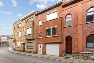 Voor meer info en foto’s, surf naar www.swevers.be – In het hart van Tongeren, in de Sint-Catharinastraat 6, bevindt zich deze gesloten bebouwing met karakter en potentieel. De woning dateert van 1939, werd deels gerenoveerd in 2007 en biedt een bewoonbare oppervlakte van 143 m², verdeeld over meerdere verdiepingen. Ze verkeert in een op te frissen staat en vormt een solide basis voor wie stap voor stap wil moderniseren, zonder in te boeten aan ligging of functionaliteit.<br />Op het gelijkvloers bevinden zich de inkomhal, de badkamer en de garage. De inkom zorgt voor een vlotte toegang tot de woning, terwijl de aanwezigheid van een inpandige garage een absolute meerwaarde is in het stadscentrum.<br />Op de eerste verdieping in de gezellige leefruimte van ca. 10 m². Aansluitend bevindt zich de keuken van 11 m², met voldoende ruimte voor een praktische inrichting. Vanuit deze verdieping is ook het terras bereikbaar, een absolute troef in het stadscentrum.<br />De tweede verdieping is ingericht als slaapverdieping en telt twee slaapkamers van respectievelijk 10 m² en 11 m², samen met een badkamer. Op de tweede verdieping bevindt zich een derde slaapkamer van 10 m², ideaal als extra kamer, bureau of hobbyruimte, en een tweede badkamer. Dit maakt de woning bijzonder geschikt voor gezinnen of wie extra comfort wenst. En op de derde verdieping heb je nog een derde slaapkamer.<br />Het perceel van 60 ca is compact, maar perfect afgestemd op stadswonen. Alles bevindt zich op wandelafstand: scholen op 350 m, openbaar vervoer op 400 m, winkels op 700 m en restaurants en ontspanning op minder dan 250 m. De nabijheid van stadspark De Motten zorgt voor een aangename groene omgeving vlakbij. Een woning met een logische indeling, centrale ligging en veel mogelijkheden. Voor meer informatie, bel 011 255 155. Bron bewoonbare oppervlakte: EPC – verslag.