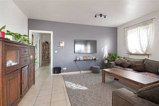 Century 21 ATG biedt dit appartement aan op de 4e en bovenste verdieping met lift in Sint-Agatha-Berchem. Het bestaat uit een inkomhal, een ruime woonkamer met ingerichte open keuken (34m2) met terras (9m2), nachthal, 2 slaapkamers (14 en 12m2), badkamer en berging. De woning is momenteel verhuurd. PEB E+, elektrische installatie conform, CV aardgas met nieuwe ketel (2025). Ideaal gelegen vlakbij openbaar vervoer en supermarkten. Een bezichtiging waard