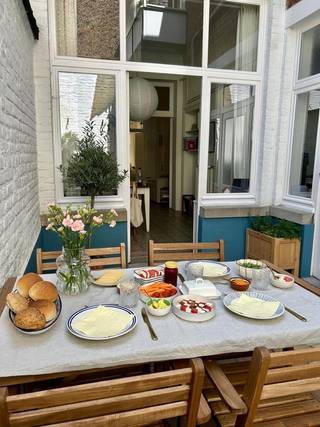 Bent u op zoek naar een appartement met karakter in het hartje van Leuven? Dan is dit een echte aanrader!<br />Het appartement, gelegen op het gelijkvloers, omvat één slaapkamer aan de voorzijde, een leefruimte, een eetplaats, een keuken, een badkamer, een binnenkoer en een apart toilet. In de berging, bereikbaar via de keuken, vinden we de wasmachine en frigo met diepvriezer terug.<br /><br /><br />De volledige herenwoning is recent opgefrist, waarbij veel aandacht is besteed aan de authentieke elementen. Zo is de originele houten vloer onder handen genomen en straalt deze opnieuw warmte en gezelligheid uit. Daarnaast werden alle ramen vernieuwd met vacuüm glas, wat zorgt voor een betere isolatie waarde.<br /><br />Gelegen tussen het Ladeuzeplein en de Bondgenotenlaan, woon je in het hartje van centrum Leuven met alle bijhorende faciliteiten binnen wandelafstand. Ook de verbinding met het openbaar vervoer en de ring rond Leuven van waarop je vlot toegang hebt tot de E40 en de E314 zijn optimaal.<br /><br />Dit appartement is beschikbaar vanaf <strong>01/12</strong> en wordt verhuurd aan een huurprijs van €<strong> 1160 +</strong> € <strong>105 provisie</strong> voor het <strong>verbruik en onderhoud gemeenschappelijke delen</strong> en het <strong>verbruik van het privatieve water</strong>.<br /><br />Interesse in een bezoek ter plaatse? Aarzel dan zeker niet om een bezoek in te plannen door op "bezoekmoment kiezen" te klikken.