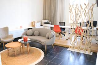 Kantoorruimte te Dilbeek 46m²Bekijk de virtuele tour op www.living-stone.be en vraag je bezoek aan via verhuurwest@living-stone.beDeze kantoorruimte,...