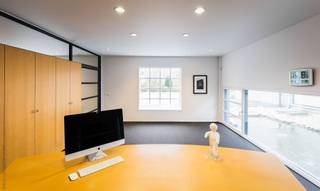 Gerenoveerde kantoren volledig uitgerust en gemeubileerd volgens hedendaagse normen opgedeeld in receptie, directiebureel,...