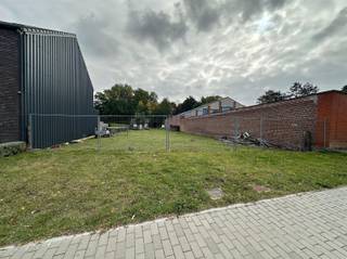 <p><span>Rustig gelegen perceel grond van 1265m², op wandelafstand van het dorpsplein van Erps, supermarkt, scholen, sporthal en handelszaken. Niet ver van het treinstation van Kortenberg en centraal gelegen tussen Brussel en Leuven. Stedenbouwkundig attest bij de dienst omgeving van de gemeente Kortenberg reeds in aanvraag. </span></p><p><span> </span></p>