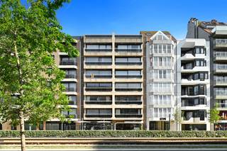 Op een centrale ligging in Heist, op wandelafstand van de Zeedijk en het Heldenplein, bevindt zich dit aangename te renoveren appartement met een praktische indeling en ruime leefruimtes.<br /><br />Het appartement omvat een inkomhal met gastentoilet, een handige berging, een lichtrijke woonkamer met een mooie gevelbreedte en aansluitend een balkon. De open, volledig ingerichte keuken sluit naadloos aan op de leefruimte. Verder beschikt het appartement over twee volwaardige slaapkamers, waarvan één toegang geeft tot het balkon aan de achterzijde. De badkamer is uitgerust met zowel een ligbad als een douche.<br /><br />Als extra troef beschikt het appartement over een ruime privatieve kelderberging.<br /><br />Dankzij de gunstige ligging bevinden het strand, winkels, restaurants en het openbaar vervoer zich op korte wandelafstand.<br /><br />Interesse? Contacteer ons gerust voor meer informatie of een bezoek ter plaatse. Wij helpen u graag verder.