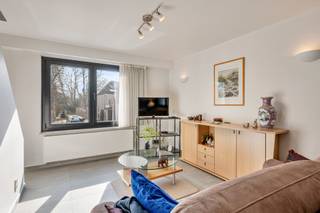 <p>Op een gunstige locatie vlakbij het stadscentrum vindt u dit perfect gerenoveerd gebouw, met sterke energetische prestaties</p>
<p>Het gelijkvloers fungeert momenteel als succesvolle kapperszaak, met een keukentje en sanitaire voorzieningen inpandig. (lees verder helemaal onderaan voor de mogelijkheden)</p>
<p>Boven het gelijkvloers bevindt zich een perfect afgewerkt 2-slaapkamer appartement. Van zodra u binnenkomt, ademt het geheel privacy en rust uit. De keuken is volledig uitgerust en voorzien van mooie natuurlijke lichtinval via een privatief buitenterras, en kan met een automatisch rolluik gesloten worden.</p>
<p>Aansluitend komt u in de eetgelegenheid met living die samen een open en harmonieus geheel vormen, eveneens met stijlvolle en hoogwaardige kwaliteitsmaterialen afgewerkt.</p>
<p>De trap brengt u naar een eerste slaapkamer met verzorgde en kwaliteitsvolle badkamer met douche, toilet, lavabo,… Een tweede slaapkamer biedt u alle privacy en comfort om zonder zorgen de nachtelijke rust in te gaan.</p>
<p>Voor het handelsgelijkvloers kan men bij de stad Gent altijd een bestemmingswijziging aanvragen. Indien er een goedkeuring komt van de bevoegde stadsdienst, kan het gelijkvloers de functie van (onderdeel van de) woongelegenheid krijgen.</p>
<p>We helpen u graag ter plaatse met een gedetailleerde rondleiding, een bezoek ter plaatse zegt immers meer dan 1000 woorden.</p>
<p>Tel 09 274 15 53</p>
<p>Mail floris@cornelis-goeman.be</p>