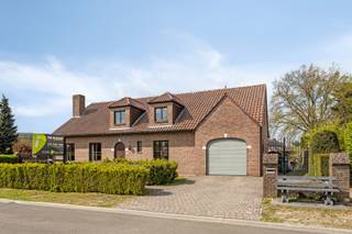 Deze woning is rustig en kindvriendelijk gelegen aan het einde van een doodlopende straat, op wandel-/fietsafstand van scholen, het shoppingpark, lokale winkels, openbaar vervoer, station, sportfaciliteiten, ..., en met een vlotte verbinding naar Geel, Westerlo, Herentals, Kasterlee en de E313.<br /><br />Je betreed de woning via de inkomhal, voorzien van een gastentoilet en een vestiairekast. De lichtrijke woonkamer bestaat uit een zithoek en een eethoek, met aansluitende keuken, voorzien van een gasvuur, dampkap, vaatwasser en microgolfoven.<br /><br />Verder is er op het gelijkvloers een ruime slaapkamer, een badkamer met douche en ligbad, een wasplaats en een inpandige garage met elektrische sectionale poort.<br /><br />Op de verdieping geeft de nachthal uit op 3 slaapkamers, een berging, een toilet en 2 zolderruimtes dewelke verder ingericht kunnen worden om de bewoonbare oppervlakte verder uit te breiden.<br /><br />De woning is volledig onderkelderd, waardoor je beschikt over heel veel opslag - / werkruimte.<br /><br />Centrale verwarming op aardgas (de brander werd in 2021 vernieuwd).<br /><br />De tuin is afgesloten en voorzien van een verder af te werken terras. Hier is het rustig vertoeven.