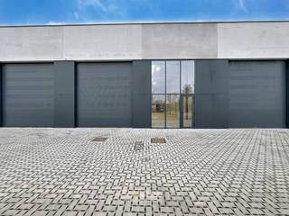 <u><strong>Benaderende bruto-AFMETINGEN:</strong> </u><br />276,39 m²: 10,60m x 26,07m <br />2 parkeerplaatsen<br /><br /><u><strong>AFWERKING:</strong></u><br />- De units zijn voorzien als verwarmde gebouwen en aldus EPB-plichtig.<br />- Stalen constructie. <br />- Betonplinten: 14 cm dikte onder cellenbetonpanelen tussenwanden units – geïsoleerd (10cm PIR) en 28cm dikte onder metalen sandwichpanelen achtergevel en onder buitenschrijnwerk langs voor -en eventuele zijgevels. <br />- Industriële betonpanelen: 14cm dikte wanden voorgevel t.h.v. sandwichpanelen - geïsoleerde betonpanelen (10cm PIR); 28cm dikte over de totale muurhoogte en -45cm onder vloerpas. <br />- Cellenbeton panelen; 15cm dikte scheidings-en brandwanden.<br />- Gepolierde en gewapende betonvloer (15cm), in vakken gezaagd om krimpscheuren tot een minimum te herleiden, max. belasting 3 ton/m².<br />- Geïsoleerd (15cm PIR) steeldeck met centrale lichtstraat (meerwandige polycarbonaat platen), voorzien voor extra belasting van zonnepanelen 20kg/m².<br />- 1 geïsoleerde, elektrische sectionaalpoort (h: 4,20m; b: 4,00m). <br />- Afzonderlijke aluminium inkomdeur met grote glaspartij, voorzien van aluminium schrijnwerk en hogerendementsbeglazing; ideaal om een bureel te voorzien.<br />- Vrije hoogte van 6,20m, muurhoogte: 7,65m.<br /><strong>- Elektriciteit reeds aangesloten, verlichting geplaatst en waterteller aanwezig! </strong><br /><br /><strong><em>Brandklasse C: </em></strong>voldoet aan de strengste brandweernormen! Alle activiteiten mogelijk.<br /><br /><u><strong>NUTSVOORZIENINGEN:</strong></u><br />Stadswater, elektriciteit reeds gekeurd (3 x 400V, 32A tot 63A), LED-verlichting, internet. Iedere unit heeft een afzonderlijke teller.<br />Er is een gescheiden rioleringsstelsel voorzien voor afvoer regenwater en afvalwater. Per unit is een afvoer voorzien voor sanitaire module. Septiekput 5 personen 1.500 liter.<br />Per unit is er een RW-put van 10.000 liter voorzien. Deze regenput is voorzien van een aanzuigleiding socarex (1 per unit), exclusief pomp. Gas aanwezig.<br /><br /><u><strong>BESTEMMING:</strong></u><br />De zone is bestemd voor kleine en middelgrote ondernemingen.<br />Niet-hinderlijke bedrijvigheid.<br /><br /><u><strong>LIGGING:</strong></u><br />Centrale gelegen in de driehoek Tielt-Deinze-Waregem. Het KMO-park is slechts 14 minuten rijden van Tielt, 12 minuten van Deinze en 19 minuten van Waregem.<br /><br /><u>* Bijzonderheden:</u><br />- Georganiseerd parkmanagement voor afvalverwerking, mobiliteit en energievoorziening.<br />- Vermelde prijs is exclusief: btw op constructiewaarden en registratierechten op grondwaarde, aansluitingskosten van de nutsvoorzieningen, opmaak basisakte, opmeting, PID.<br />- Onze referentie op<strong> </strong><strong>www.centro.be</strong>: <strong>Q0744 </strong>of contacteer ons via <strong>050700102</strong><strong>.</strong><br /><br /><strong>CENTRO | </strong><strong>BEDRIJFSVASTGOED </strong>is reeds 25 jaar <u>gespecialiseerd in de bemiddeling van commercieel- en bedrijfsvastgoed </u>in West- en Oost Vlaanderen.<br /><strong>Wilt u ook weten hoeveel uw bedrijfsgebouw waard is?</strong><br />Contacteer ons vrijblijvend voor een marktconforme waardebepaling van uw pand. <br /><br />