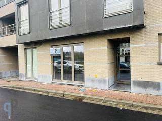 Gezellig gelijkvloersappartement in zeer rustige residentie. Het appartement omvat een inkomhal, woonkamer met open keuken, bergruimte, 1 slaapkamer, badkamer, terras en een kelder. De keuken is uitgerust met combi-oven, koelkast, vaatwasmachine, dampkap en vitrokeramische kookplaat. Moderne badkamer met badkamermeubel, inloopdouche en toilet. Voor meer inlichtingen of een bezoek, contacteer Veronique 0483/676579