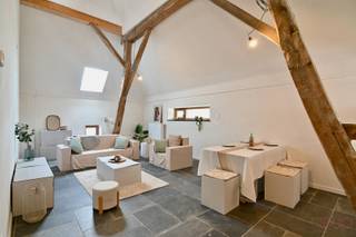 In deze karaktervolle vakwerkwoning wordt dit prachtige appartement met twee slaapkamers en een duplex aangeboden.<br />Hier gaat hedendaags wooncomfort perfect samen met rust, charme en privacy.<br /><br />Het appartement werd volledig vernieuwbouwd met de nieuwste technieken en hoogwaardige materialen, wat garant staat voor duurzaam, comfortabel en zorgeloos wonen. Aankoop onder 2% verkooprechten is mogelijk, mits aan de voorwaarden wordt voldaan - geen bijkomende BTW te betalen.<br /><br />Bij binnenkomst word je verwelkomd in een nette inkomhal met apart gastentoilet. Van hieruit heb je toegang tot de lichtrijke leefruimte met open, moderne keuken, ideaal voor gezellig wonen en ontspannen. Daarnaast beschikt het appartement over twee ruime slaapkamers met aansluitend een stijlvolle badkamer voorzien van een inloopdouche.<br /><br />Boven de badkamer bevindt zich nog een open duplex ruimte, ideaal als ontspanningsruimte of open bureau voor de thuiswerkers.<br /><br />Buiten geniet je van een onderhoudsvriendelijk terras, de perfecte plek om tot rust te komen in alle privacy. Parkeergelegenheid is eveneens voorzien, wat het wooncomfort compleet maakt.<br /><br />Ben je op zoek naar een instapklaar appartement in een authentiek vakwerkhuis, gelegen in het landelijke en gezellige Wellen? Dan is deze unieke woonkans absoluut een bezoek waard.<br /><br />De vermelde prijs is exclusief registratierechten, notariskosten en aansluiting van de nutsvoorzieningen op het openbaar net.<br /><br />Contacteer ons vandaag nog voor meer informatie of een persoonlijke bezichtiging.
