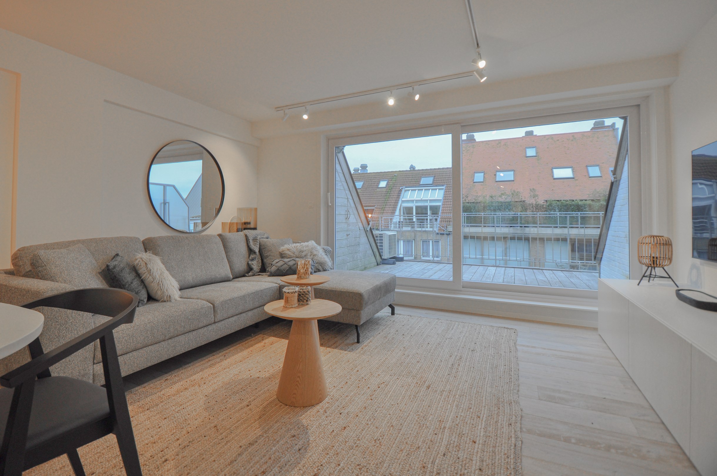 Volledig gerenoveerd appartement met twee ruime terrassen. - foto 5