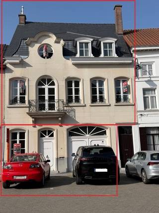 Op het vernieuwde marktplein van Hamme bieden wij u deze uitzonderlijke herenwoning op circa 180 m² aan. Ideaal voor combinatie beroep-privé. Gezellige stadstuin met terras.<br />Op verdieping -1 hebben we wijnkelder, berging/wasplaats, berging, polyvalente ruimte voor bv fitness.<br />Op het GLV hebben we ruime inkom ideaal voor praktijkuitbating , 2de bureel/praktijkruimte achteraan. Apart toilet en lavabo. Inpandige garage.<br />Op het 1ste verdiep hebben we een zeer ruime leefruimte met parket, aanpalende eetplaats en aparte ingerichte keuken.<br />Op de 2de verdieping hebben we masterbedroom met privatieve badkamer.<br />2de slaapkamer met douchekamer.<br />Op de 3de verdieping hebben we 3de slaapkamer met ingemaakte kasten.<br />EPC B ( 147 ), vernieuwd dak 2021. Alarm systeem, centraal stofzuigsysteem.<br />Alles is toegankelijk via een de personenlift.<br />Unieke aanbieding!