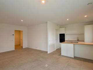 <p><span>GENTBRUGGE </span><span>- Vous recherchez un appartement neuf avec 3 chambres et un jardin privé ?</span></p><p><span>Alors cet appartement est peut-être fait pour vous !</span></p><p><span> </span></p><p><span>Ses principaux atouts en bref :</span></p><ul><li><span>Appartement très économe en énergie équipé de 6 panneaux solaires privés</span></li><li><span>Beaucoup de lumière naturelle</span></li><li><span>Grande terrasse avec jardin privé aménagé</span></li><li><span>Chauffage au sol pour un confort de vie optimal</span></li><li><span>Cave privative et 4 places de vélo : 2 souterraines et 2 en surface</span></li><li><span>Possibilité de louer une place de parking souterraine en supplément</span></li><li><span>Situé dans la résidence Tubel au bord de l'Escaut, près des Gentbrugse Meersen et à seulement 4 km du centre de Gand</span></li></ul><p><span> </span></p><p><span>Voici à quoi ressemble l'appartement :</span></p><p><span>Depuis le vaste hall d'entrée, vous accédez au salon lumineux avec cuisine équipée (lave-vaisselle, four, micro-ondes, réfrigérateur &amp; congélateur). <br />À côté se trouve un local technique séparé avec des branchements pour la machine à laver.</span></p><p><span>Le couloir de nuit donne accès à 3 chambres, une salle de douche séparée, une élégante salle de bains avec douche, lavabo et WC, ainsi qu’aux toilettes séparées pour les invités.</span></p><p><span>La terrasse est accessible depuis le salon et deux chambres et donne accès au jardin privé aménagé.</span></p><p><span>Un débarras privatif en sous-sol et 4 places de stationnement pour vélos, dont deux dans le local à vélos en surface et deux dans le local à vélos souterrain, complètent l'ensemble.</span></p><p><span> </span></p><p><span>Une place de parking privative dans le garage souterrain peut être louée en option.</span></p><p><span> </span></p><p><span>Important :</span><span><br />Disponible à partir du : 1/11/2026</span></p><p><span>Loyer : € 1 300 par mois + €175 de commission. EGW à souscrire séparément.</span></p><p><span>PEP : 10</span><span> kWh/m²/an (classe énergétique : E8)</span></p><p><span> </span></p><p><span>Pour une visite sur place, n'oubliez pas de remplir votre profil de locataire sur <span>www.axellenaerts.be</span></span><span>!</span></p><p><span> </span></p>