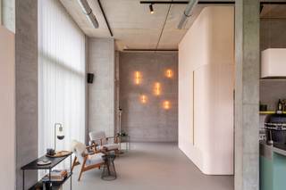 <p>Deze veelzijdige ruimte van ca 147 m² werd in 2019 top-notch afgewerkt en is gelegen op een werkelijke toplocatie pal in het Groen Kwartier. Deze site, een voormalig militair hospitaal, werd omgevormd tot een sublieme mix van wonen &amp; werken met een bestaande ziel in combinatie met veel groen en minimalistische nieuwbouw. Ondertussen één van de meest gegeerde wijken in Antwerpen, dankzij buren zoals August, PAKT en Broodnatie. <br /><br />Dankzij de grote raampartijen en hoge plafonds is er de hele dag door een prachtige natuurlijke lichtinval. Bovendien geen gebrek aan visibiliteit dankzij de hoekligging met open zicht op een groen aangelegd pleintje.</p>
<p>De polyvalente ruimte aan de voorzijde werd voorzien van een doorlopende gietvloer in terrazzolook, prachtig gedetailleerd en toch een neutrale basis.</p>
<p>De grote open ruimte - recht op recht - kan veelzijdig verder ingedeeld worden naar keuze.</p>
<p>Deze aparte, achteraan gelegen ruimtes kunnen ook polyvalent ingericht worden als aparte vergaderzaal, kantoorruimte, praktijkkamer, stockage etc en grenzen aan een privatieve patio van ca 46 m² met tweede (dienst)toegang en rechtstreekse lift naar de ondergrondse garage. In deze patio werd ook reeds een water- en elektriciteitsaansluiting voorzien.</p>
<p>Tot slot werden 2 aparte sanitaire ruimtes voorzien aan de inkom. Werkelijk een staaltje pure luxe met als eyecatcher een marmer lavabomeubel naar een eigen ontwerp van de eigenares.</p>
<p>Thans vergund als commerciële ruimte. Dankzij de polyvalente indeling leent deze handelsruimte zich echter ook ideaal als (medische) praktijk, kantoor, kunstgalerij, showroom etc. <br /><br />Een ruime autostaanplaats in de ondergrondse garage kan worden aangekocht aan 40.000 Euro, exclusief registratiebelasting.</p>