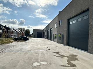 <h3><span>Nieuwbouw magazijn te huur 190 m² te Sint-Gillis-bij-Dendermonde (Unit 5)</span></h3><p><span>In een recent ontwikkeld en verzorgd magazijnenpark bieden wij deze nieuwbouw magazijnunit van </span><span>190 m² </span><span>te huur aan, gelegen te Sint-Gillis-bij-Dendermonde. Dankzij de functionele indeling en uitstekende bereikbaarheid is deze unit ideaal voor opslag, ambachtelijke activiteiten of andere kleinschalige bedrijfsactiviteiten.</span></p><p><span>De unit heeft afmetingen van </span><span>ca. 9,80 meter breedte en 18,57 meter diepte </span><span>en beschikt over een vrije hoogte van ongeveer </span><span>7 meter</span><span>. Het magazijn is afgewerkt met een duurzame betonvloer en biedt tal van mogelijkheden als stockage- of werkruimte.</span></p><p><span>De toegang verloopt via een elektrische sectionaalpoort van </span><span>ca. 4,5 meter hoog en 5,75 meter breed</span><span>, waardoor ook bestelwagens en vrachtwagens vlot toegang hebben.</span></p><p><span>Verder beschikt het magazijn over:</span></p><ul><li><span>3-fasen elektriciteit (krachtstroom);</span></li><li><span>branddetectie;</span></li><li><span>alarmvoorziening ;</span></li><li><span>fiber aansluiting.</span></li></ul><p><span>De site is vlot bereikbaar voor vrachtverkeer en bij de unit hoort één privatieve parkeerplaats.</span></p><p><span>Indien gewenst kunnen een bureauruimte en/of toilet voorzien worden op eigen kosten, aangezien de nodige aansluitingen reeds aanwezig zijn.</span></p><p><span>De gemeenschappelijke kosten bedragen </span><span>150 euro per maand forfait</span><span> - De vermelde huurprijs is exclusief btw en onroerende voorheffing.</span></p><p><span>Interesse? Contacteer ons vrijblijvend voor meer informatie of een bezoek via 052/55.55.55 of info@immotwins.be.</span></p>