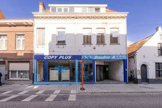 In het centrum van Turnhout bevindt zich deze zeer ruime handelswoning met een commerciële gelijkvloers en bovenliggende woonentiteiten. Dankzij...