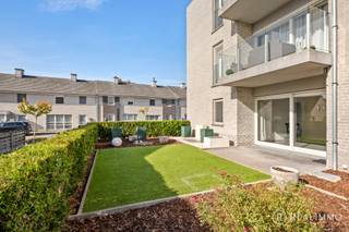 <p><strong>Ligging</strong><br />In het hart van Stasegem (Harelbeke), aan de Reinaertstraat, vinden we dit charmante gelijkvloerse appartement. De woning is gelegen in een rustige woonwijk en geniet dankzij haar uitstekende ligging van een vlotte bereikbaarheid. Winkels, horeca, scholen en openbaar vervoer bevinden zich allemaal in de nabije omgeving. Een ideale locatie voor wie rustig wil wonen, maar toch alles binnen handbereik wenst te hebben.<br /><br /><strong>Indeling</strong><br />Het appartement beschikt over een inkomhal met gastentoilet en een praktische berging/wasplaats. Vervolgens komen we in de lichtrijke leefruimte, die dankzij de grote raampartijen geniet van een aangename natuurlijke lichtinval. De volledig ingerichte keuken is voorzien van een vaatwasser, oven, koelkast en keramische kookplaat.<br /><br />Verder beschikt het appartement over twee ruime slaapkamers en een badkamer met ligbad, aparte douche en lavabomeubel.<br />Een absolute troef is het ruime, zuidgerichte terras met aansluitende, met kunstgras aangelegde tuin. Hier kan je heerlijk genieten van de buitenruimte zonder intensief onderhoud.<br /><br /><strong>Technisch</strong><br />Het appartement beschikt over centrale verwarming op aardgas en heeft een EPC-label B. De woning is beschikbaar vanaf akte. Een garage is inbegrepen in de prijs.<br /><br /><strong>Troeven</strong></p>

<ul>
	<li>Gelijkvloers appartement</li>
	<li>2 ruime slaapkamers</li>
	<li>Zuidgericht terras en onderhoudsvriendelijke tuin</li>
	<li>Garage inbegrepen</li>
	<li>EPC-label B</li>
</ul>

<p><br /><strong>Contact</strong><br />Interesse in dit instapklare appartement in Harelbeke? Neem gerust contact op met Cedrik via 0472 66 56 64 of cedrik@real-immo.be voor meer informatie of een bezoek.</p>