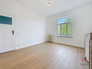 <p><strong>ETEERBEEK, wijk Montgomery, in een rustige straat - Ruime studio van ± 53 m² bestaande uit een grote leefruimte van ± 40 m², een ingerichte keuken, een badkamer en een balkon. Diversen: gasverwarming, intercom, dubbele beglazing, geen lift. Raming van de kosten: 100 €/maand voor verwarming, water &amp; gemeenschappelijke ruimten. EPC: E+ 46 kg CO₂/m²/jaar. </strong><br /><br /><u>Op de 1e verdieping:</u></p>
<ul>
<ul>
<li>Woonruimte van ± 45 m²</li>
<li>Ingerichte keuken (spoelbak, inductiekookplaten, koelkast/vriezer, afzuigkap en oven)</li>
<li>Badkamer met toilet, dubbele wastafel en ruimte voor wasmachine en droger</li>
</ul>
</ul>
<ul>
<ul></ul>
</ul>
<ul>
<ul></ul>
</ul>
<p>Geen kelder<br /><br /></p>