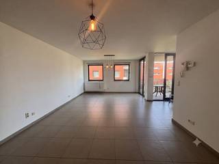 Bent u op zoek naar een comfortabele en rustig gelegen thuis? Dit energiezuinige appartement in Hasselt combineert een rustige woonomgeving in een doodlopende straat met de directe nabijheid van het bruisende stadscentrum. Dankzij de uitstekende ligging zijn winkels, scholen en het openbaar vervoer vlot bereikbaar. Dit kwalitatieve appartement is de ideale match voor wie houdt van comfort en een strategische ligging.<br /><br />Indeling:<br /><br />Verdiep +1:<br /><br />- inkomhal<br />- berging<br />- Lichtrijke leefruimte <br />- keuken<br />- 2 slaapkamers<br />- badkamer met ligbad<br />- toilet<br />- terras<br /><br />Verdiep -1: <br /><br />- kelderberging<br />- staanplaats<br /><br /><br />De snelste manier om een bezoek te brengen aan dit appartement? Vraag je bezoek aan via de rode knop op onze website (www.dewaele.com).<br /><br />Telefonisch kunnen er geen afspraken gemaakt worden. Bij andere vragen kun je ons telefonisch contacteren via 011 30 50 50.<br /><br />Tot binnenkort<br />