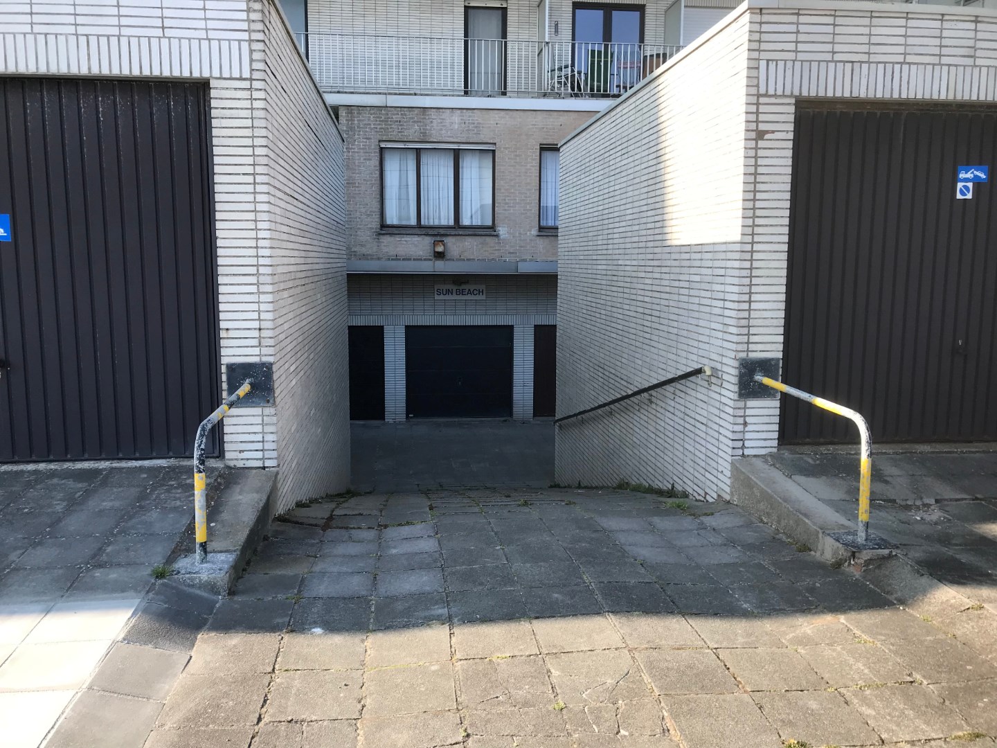 Ruime garage met aparte fietsenberging – vlot bereikbaar - foto 3