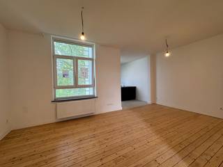 <br />Volledig gerenoveerd appartement met 1 slaapkamer te huur in een gebouw zonder lift. <br /><br />Dit appartement bevindt zich op verdieping 3 aan de achterkant van gebouw. <br />Verhuizen met verhuislift is dus niet mogelijk. <br /><br />Indeling:<br />- inkomhal <br />- lichtrijke woonkamer met aansluitend slaapkamer <br />- open keuken uitgerust met elektrisch kookvuur, dampkap, spoeltafel, ijskast en diepvries<br />- badkamer met inloopdouche en lavabo<br />- apart toilet <br />- bergruimte met aansluiting wasmachine <br /><br />100 euro provisie voor verwarming, water, brandverzekering, onderhoud en verbruik algemene delen<br /><br />Startdatum bespreekbaar <br />