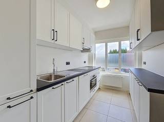 <p><span>BEZOEK? Bel 09/225.00.78 </span></p><p><span> </span></p><p><span>Deze ruime en opgefriste woning geniet van een uitstekende ligging nabij het UZ Gent. Dankzij de vlotte aansluiting op de E17, E40 en R4 bereikt u zowel het stadscentrum als omliggende gemeenten in een handomdraai. Ook met het openbaar vervoer bent u uitstekend verbonden, met verschillende bus- en tramhaltes (tram 2 en 4) op wandelafstand.</span></p><p><span> </span></p><p><span>De woning is als volgt ingedeeld:</span></p><p><span>Gelijkvloers:</span><span> U betreedt de woning via de inkomhal met gastentoilet en praktische inbouwkasten. Verder beschikt het gelijkvloers over een ruime garage van 22,4 m² en twee afzonderlijke bergingen van telkens 4 m². Vanuit de woning heeft u toegang tot de aangename, zuidwest georiënteerde tuin. Achteraan bevindt zich bovendien een ruim bijgebouw dat tal van mogelijkheden biedt, zoals een atelier, hobbyruimte, of extra opslagplaats.</span></p><p><span>Eerste verdieping:</span><span> De eerste verdieping wordt gekenmerkt door een lichtrijke leefruimte van circa 34 m². Aansluitend bevindt zich een ruim terras van 18 m², uitgerust met een nieuwe zonneluifel. Via een buitentrap heeft u rechtstreeks toegang tot de tuin. De ingerichte keuken beschikt over alle nodige comfort, waaronder een oven, vaatwasser, koelkast, diepvriezer en spoelbak.</span></p><p><span>Tweede verdieping:</span><span> Op de bovenste verdieping bevinden zich drie slaapkamers van respectievelijk 16 m², 13 m² en 7 m². De volledig vernieuwde badkamer is voorzien van een dubbele wastafel, inloopdouche en toilet.</span></p><p><span>Deze instapklare woning combineert een uitstekende bereikbaarheid met een praktische indeling, ruime leefoppervlaktes en tal van extra troeven zoals de zonnige tuin, het ruime terras, de garage en het multifunctionele bijgebouw. Een ideale gezinswoning voor wie comfortabel wil wonen op een strategische locatie nabij het UZ Gent en alle belangrijke voorzieningen binnen handbereik wenst te hebben.</span></p><p><span>Co-housing is niet mogelijk in deze woning.</span></p><p><span> </span></p>