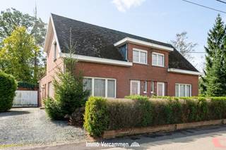 <p><span>Charmante woning met heel wat potentieel, gunstig gelegen in een landelijke omgeving nabij het dorpscentrum van Beerzel (Putte), op een boogscheut van Heist-op-den-Berg.</span></p><p><span> </span></p><p><span>Deze gezellige woning biedt diverse mogelijkheden en kan na renovatie omgevormd worden tot een fijn thuis. De woning omvat op het gelijkvloers een lichtrijke woonkamer met aansluitend een leefkeuken, een badkamer, een apart toilet en een berging. Op de eerste verdieping is er een nachthal die toegang biedt tot 2 ruime slaapkamers. Een vrijstaande garage, een overdekt terras en bijhorende berging zorgen voor heel wat stockageruimte. Indien u niet binnen wenst te vertoeven, kan u heerlijk genieten van de aangename tuin.</span></p><p><span> </span></p><p><span>Absoluut fijn gelegen op fietsafstand van het landelijke dorpscentrum met scholen, winkels, sport- en ontspanningsmogelijkheden. Vlotte bereikbaarheid via belangrijke invalswegen.</span></p><p><span> </span></p><p><span>Bent u op zoek naar een op te frissen woning die u volledig naar uw wensen kan inrichten? Dan is dit waarschijnlijk de woning die u zoekt. Kom de troeven ter plaatse ontdekken en maak een afspraak: 015/755 444 of info@immovercammen.be</span></p><p><span> </span></p><p><span>Renovatieplicht EPC: binnen 6 jaar na aankoop = verplichte renovatie tot label D of beter.</span></p><p><span> </span></p>