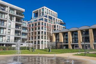 Ontdek dit exclusieve appartement in Residentie Arcade, een prestigieus nieuwbouwproject op de hoek van de Victorialaan en de Fortstraat in Oostende. Met haar tijdloze architectuur, elegante gevelpartijen en stijlvolle verspringingen straalt deze residentie pure klasse en verfijning uit. Dit laatste beschikbare 2 slaapkamerappartement is gelegen op de vijfde verdieping en combineert luxe, ruimte en optimaal wooncomfort. Dankzij de prachtige ligging geniet u van een adembenemend en rustgevend uitzicht op het park, een uitzonderlijke troef die elke dag opnieuw voor een heerlijk vakantiegevoel zorgt. De kwalitatieve afwerking en stijlvolle uitstraling zorgen voor een luxueuze, instapklare woonervaring. Bovendien beschikt de residentie over een praktische gemeenschappelijke fietsenberging. Of u nu op zoek bent naar een exclusieve vaste woonst, een stijlvol tweede verblijf aan zee of een waardevolle vastgoedinvestering, dit appartement biedt een unieke combinatie van architecturale klasse, uitzonderlijk wooncomfort en een schitterende ligging. Contacteer ons vandaag nog voor meer informatie of een bezoek ter plaatse.<br />
