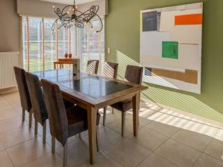 Instapklare ruime half open bebouwing met 3 slpk<br /><br />Deze lichtrijke en energiezuinige woning - voorzien van alle modern comfort - is in onberispelijke staat en biedt alles wat uw hart verlangt. Als u zich hier niet thuis voelt zult u het nergens!<br /><br />Centraal gelegen in Ingooigem, in een verkeersluwe en uitzonderlijk rustige mini-verkaveling van slechts een dozijn woningen. Ingebed in het groen, doch op slechts een boogscheut van de plaatselijke bakker, slager, apotheek,...<br /><br />De woning beschikt op het gelijkvloers over een ruime inkom met inkomtoilet, een zeer sfeervolle woonkamer, een volledig uitgeruste halfopen leef-keuken met aangrenzende koele berging en een ruime inpandige garage afgesloten met een automatische sectionaal-poort.<br /><br />Op de bovenverdieping bevinden zich drie ruime slaapkamers ( respectievelijk, 11,13 en 15 m² - géén foto’s omwille van privacy-redenen ) en een ruime badkamer met dubbele wastafel, douche, ligbad en toilet.<br />Er is ook een ruime bergzolder.<br /><br />Te mooi om waar te zijn? Kom u ter plaatse van de werkelijke toestand vergewissen ik zal u met plezier ontvangen voor een volledig vrijblijvende bezichtiging.<br /><br />De eerstvolgende bezichtigingen gaan in principe door op zondag 24 mei, maandag 25 mei (feestdag) en/of zondag 31 mei en dit steeds vanaf 14.00 u in de namiddag. Dit om praktische redenen enkel na afspraak.<br /><br />De (vraag)prijs van 347.500 euro dient beschouwd te worden als een richtprijs. Ieder ernstig bod zal in overweging worden genomen.<br /><br />Indien u meer info wenst en/of een afspraak ter bezichtiging wil vastleggen richt u best een e-mail aan: vastgoedconsult@telenet.be met vermelding van uw volledige naam en telefoon/gsm-nummer. <br />Ik neem gegarandeerd binnen de 24 uur contact met u op!<br />