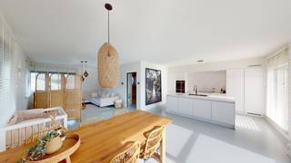 <p>Dit Pinterest-appartement bevindt zich in een recente kleinschalige blok met slechts 1 ander appartement.</p>
<p>Op het gelijkvloers komt men via de eigen inkom binnen; een mooie natuurstenen trap brengt ons naar de eerste verdieping. De hal beschikt over inbouwkasten waar de jassen alvast netjes een plaats krijgen.</p>
<p>Via de glazen deur komt men in de zeer grote living met open moderne keuken. De strakke volledig vernieuwde ingerichte keuken is voorzien van een eiland met spoelbak, een afwasmachine, fornuis, dampkap, koelkast oven en microgolfoven. In deze leefruimte heeft men van ’s morgens tot ’s avonds de zon binnen! Het prachtige terras van 70m² is vanuit het schuifraam bereikbaar.</p>
<p>In het volledige appartement werd de gietvloer doorgetrokken. Er zijn ook 12 zonnepanelen geplaatst op het dak.</p>
<p></p>
<p>Pluspunten:</p>
<p>- eigen privé ingang</p>
<p>- zonnepanelen</p>
<p>- airco</p>
<p>- geen gemeenschappelijke kosten</p>
<p>- overal vloerverwarming!</p>
<p>- ruim = 215m²</p>
<p>- PVC ramen met trippel glas en rolluiken</p>
<p>- terras (70m²) = zuidoost georiënteerd</p>
<p>- vlakbij natuur en fietsroutenetwerk</p>
<p>- zeer goed onderhouden en instapklaar!</p>
<p>- 5 slaapkamers</p>
<p>- grote privé tuin aan de achterzijde</p>
<p>- mogelijkheid tot bouwen garage</p>
<p></p>
<p>Voor een bezichtiging ter plaatse of meer info, bel ons op 078/78.78.70, of kom gewoon binnen op ons kantoor, steeds welkom!</p>