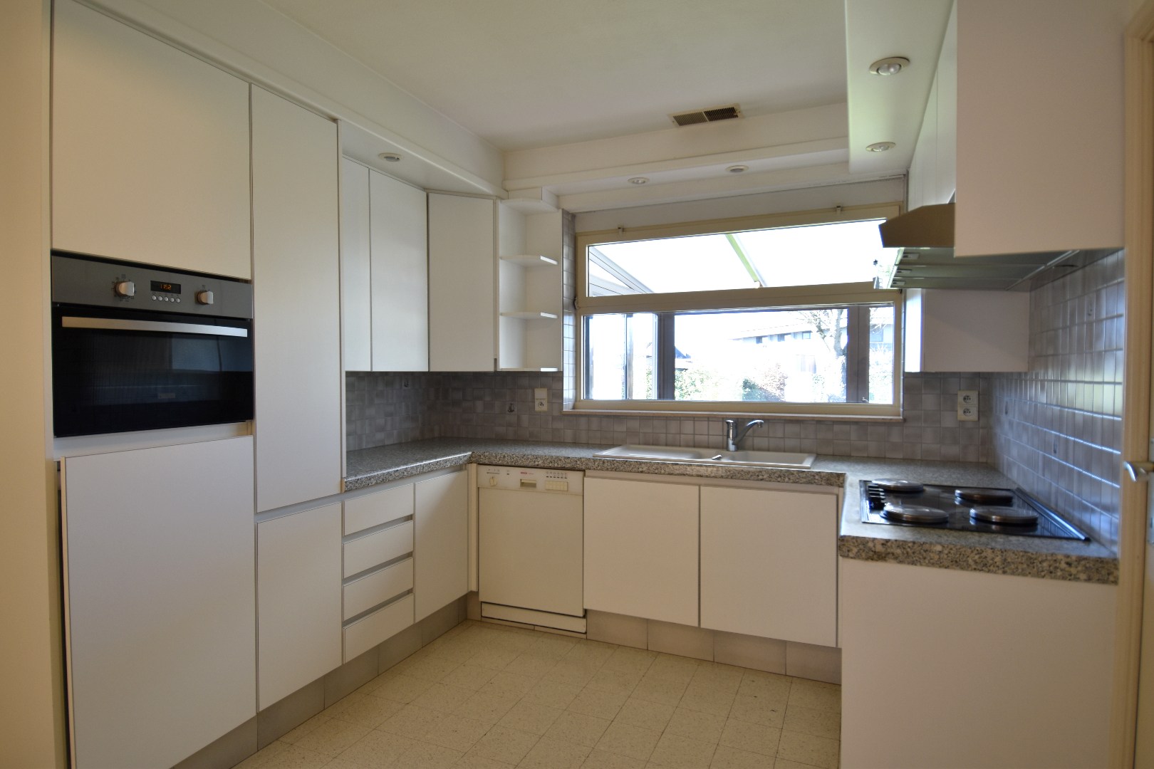 Gelijkvloerse woning met 3 slaapkamers en 2 garages te koop op een perceel van 1087 m² in Wevelgem - foto 2