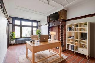 - Zeer ruime woning op een topligging: Koningin Fabiolastraat 16 in Gullegem- Gelijkvloers: inkomhal, leefruimte 1, berging, wasruimte en toilet-...