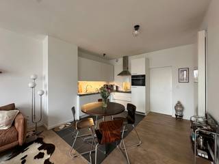 Appartement confortable avec terrasse spacieuse près de Marnixplaats !Cet appartement lumineux est situé au cinquième étage et est accessible par...