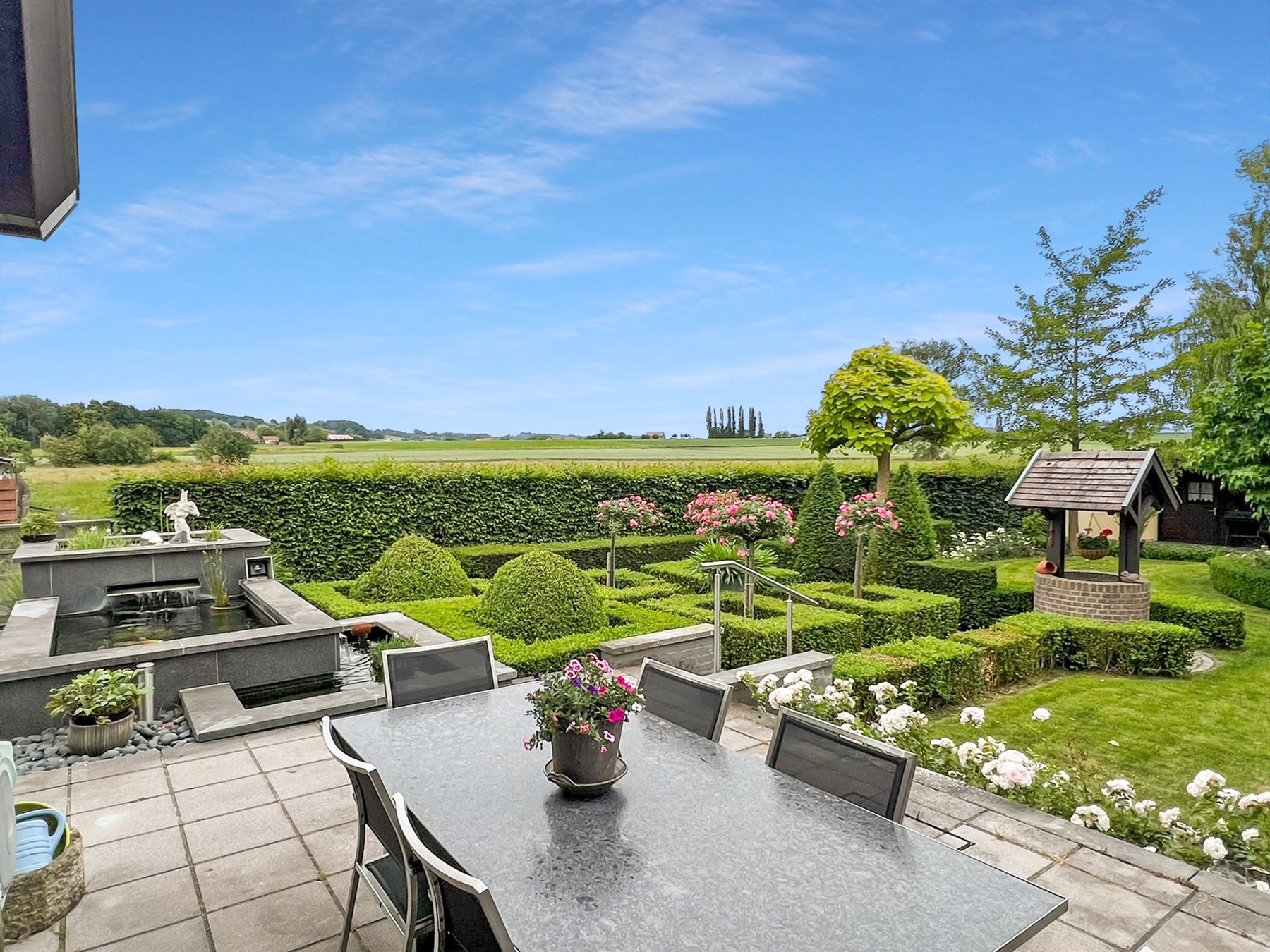 Comfortabele villa met een prachtige tuin en praktische bijgebouwen - foto 4