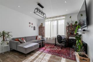 <p><span>De Berlaimontstraat 59 - Deurne</span></p><p><span> </span></p><p><span>Instapklare confortawoning (88 m²) met 3 slaapkamers en voortuin in Deurne.</span></p><p><span>In De Berlaimontstraat in Deurne vinden we deze verzorgde en instapklare confortawoning met 3 slaapkamers, een zonnige voortuin en een gezellig terras. De woning werd de afgelopen jaren op verschillende vlakken vernieuwd en combineert een praktische indeling met hedendaags wooncomfort.</span></p><p><span>Zo werden de keuken en badkamer vernieuwd in 2021, de PVC-ramen en verwarmingsketel in 2024 en werd het dak nog geïsoleerd in 2025. Ook de achtergevel kreeg in 2023 bijkomende isolatie en de elektriciteit is AREI-conform. Een hele reeks belangrijke werken die alvast achter de rug zijn!</span></p><p><span>De leefverdieping omvat een lichtrijke woonkamer van 19 m², een afzonderlijk toilet en een moderne, volledig uitgeruste keuken van 7 m². Aansluitend bevindt zich het overdekte, noord-gerichte terras van 4 m². Verder is er op deze verdieping een eerste slaapkamer van 8 m² te vinden.</span></p><p><span>Op het souterrain bevinden zich nog 2 slaapkamers van 14 m² en 7 m², samen met de vernieuwde badkamer van 5 m², uitgerust met een inloopdouche, lavabomeubel, toilet en aansluiting voor de wasmachine. Extra bergruimte is er voorzien onder de trap en onder het terras.</span></p><p><span>Ook buiten is het aangenaam vertoeven. Naast het terras achteraan beschikt de woning over een verzorgde, zuid-gerichte voortuin van 15 m², waar je heerlijk van de zon kan genieten.</span></p><p><span>Ben je op zoek naar een instapklare, charmante woning waarin je zonder zorgen je intrek kan nemen? Mis deze kans dan niet!</span></p><p><span>Bewoonbare opp. 88 m² ref.: bruto vloeropp. EPC. Voor meer info of een gratis schatting surf naar </span><span><span>www.hansimmo.be</span></span></p><p><span> </span></p>