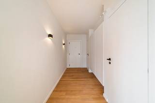 Exclusieve duplex met 210 m² woonbeleving in hartje Roeselare<br /><strong>ROESELARE STADSKERN | RECENT LUXUEUS VERNIEUWD | 2 À 3 SLAAPKAMERS | 2 TERRASSEN | 210 m²</strong><br /><br />Een uitzonderlijke eigendom op een absolute A-locatie in het centrum van Roeselare. Een woonparel uit de duizend voor snelle beslissers. <br />Deze<strong> impressionante duplex</strong>, verdeeld over de 4de en 5de verdieping, werd in 2026 verfijnd vernieuwd en <strong>combineert royale volumes</strong> met een hoogwaardige afwerking en een ongeëvenaarde woonbeleving.<br />De lichtrijke leefverdieping beschikt over meerdere<strong> stijlvolle zit- en ontspanningsruimtes</strong>, een prachtig terras met open zicht over de Munt en de Noordstraat, een exclusief gastentoilet en een hoogwaardige keuken in blauwsteen van Obumex, uitgerust met nieuwe toestellen en een elegante bar-/zitruimte.<br /><br />Via de sierlijke trap bereikt men de privéverdieping. Hier bevinden zich 2 à 3 slaapkamers, waaronder <strong>een luxueuze master suite </strong>met dubbele maatwerkdressing, nieuwe badkamer en <strong>royale inloopdouche en privaat terras</strong>.  De master beschikt bovendien over een privéterras met spectaculaire vergezichten — een unieke plek om in alle rust te genieten.<br /><br />Dankzij de royale oppervlakte en de polyvalente indeling is zelfs een extra kamer, bureau of vierde slaapgelegenheid mogelijk.<br /><br /><strong>Exclusieve troeven</strong><br />- ± 210 m² woonoppervlakte – uitzonderlijk in de stadskern<br />- Hoogwaardige renovatie en afwerking in 2026<br />- 2 volwaardige verdiepingen, bereikbaar met lift<br />- 2 terrassen met buitengewone vergezichten<br />- 2 à 3 slaapkamers, met mogelijkheid tot extra kamer<br />- EPC B – geen renovatieverplichting<br />- Kleinschalig project op een absolute topligging is groot voordeel!<br />- Nabij mogelijkheid tot aankoop van een gelijkvloerse garage met dubbele afgesloten poort<br />- Aparte kelderberging van  +/- 4m2<br /><br /><strong>Een zeldzame combinatie van ruimte, luxe, privacy en panoramische vergezichten, midden in het bruisende hart van Roeselare.</strong><br /><br />Een eigendom die u niet alleen moet bekijken, maar vooral moet rijkelijk ervaren.<br />Persoonlijk bezoek uitsluitend op reservatie.<br />T. 051 62 40 40