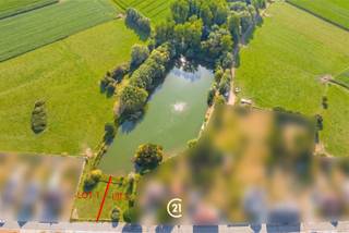 Wonen waar elke ochtend als vakantie voelt.Twee prachtige bouwloten voor open bebouwing, gelegen in een rustige, groene straat, pal aan een sfeervolle vijver. Hier word je wakker met het zachte geluid van de natuur en zie je vanuit je slaapkamer de reigers en eenden voorbijtrekken.Geen drukte, geen haast. Wel ruimte, rust en een uitzicht dat elke dag opnieuw bijzonder is.Een plek waar kinderen vrij kunnen spelen, waar je ’s avonds geniet van de stilte en waar thuis écht thuiskomen betekent.Bouw hier niet zomaar een huis. Bouw een plek waar je elke dag gelukkig wordt.