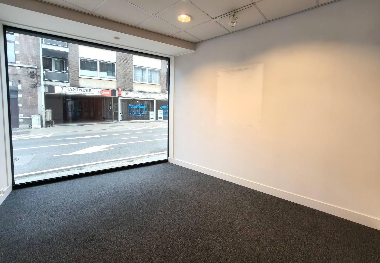 UITSTEKEND GELEGEN HANDELSPAND - MODERN INGERICHT EN INSTAPKLAAR - foto 4