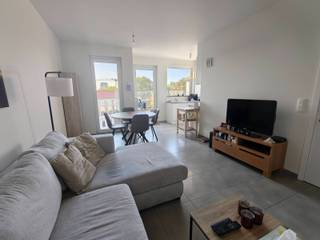 <p>Op een prachtige ligging in hartje Kortrijk, vlak bij het Plein, bevindt zich dit moderne en energiezuinige appartement van 55m² + 40m² terrassen. Een ideale locatie voor wie centraal wil wonen, met winkels, horeca en alle voorzieningen op wandelafstand.<br />Het appartement, gebouwd in 2017, bevindt zich op de 5de en bovenste verdieping en is bereikbaar met de lift.<br />Via de inkomhal met apart gastentoilet kom je in de lichtrijke leefruimte, bestaande uit een gezellige zithoek en eetplaats met aansluitend de open, ingerichte keuken. Naast de keuken bevindt zich nog een praktische berging.<br />Het appartement beschikt verder over één ruime slaapkamer en een afzonderlijke badkamer met douche en wastafel.<br />Dé grote troef zijn zonder twijfel de twee ruime terrassen, gelegen aan weerszijden van het appartement. Zowel vanuit de leefruimte als vanuit de slaapkamer is er een rechtstreekse verbinding met een terras. Hierdoor kan je midden in de stad genieten van bijzonder veel buitenruimte.<br /><u>Troeven:</u><br />+ topligging vlak bij het Plein<br />+bovenste verdieping<br />+ bouwjaar 2017<br />+ lift <br />+ fietsenberging<br /><br />Maandelijkse huurprijs van € 725 + € 50 syndic<br /><br />Een bijzonder aangenaam stadsappartement voor wie de combinatie zoekt van een centrale ligging met modern wooncomfort.</p>