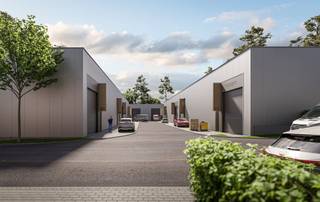<p>In een nieuw KMO-project in Haren komt deze moderne bedrijfsunit van 140 m² te huur. Dankzij de ligging vlak bij de Ring R0, de E40 en de luchthaven van Zaventem bereikt u zowel Brussel als de Vlaamse rand op enkele minuten. De unit wordt opgeleverd in december en is ideaal voor ambachtelijke activiteiten, opslag, logistiek of een technische dienst.</p>
<p>Kenmerken:</p>
<ul>
<li>Oppervlakte: 140 m²</li>
<li>Vrije hoogte: 6 m</li>
<li>1 sectionale poort voor vlotte laden en lossen</li>
<li>1 private parkeerplaats</li>
<li>Nieuwbouw, energiezuinig en instapklaar bij oplevering</li>
</ul>
<p>Huurprijs: € 1.600 per maand, excl. btw en excl. kosten.<br />Beschikbaar: vanaf december 2026.</p>
<p>Interesse of een plan ontvangen? Neem contact op met Laurens De Becker via laurens.debecker@structura.biz of 02 462 32 00.</p>