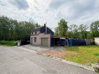 LANDELIJK GELEGEN WONING met WEIDE en GARAGE, gelegen op een UITZONDERLIJK RUSTIG PERCEEL van meer dan 30 are, op het einde van een...