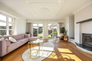 <p><span>Op zoek naar een royale gezinswoning met karakter, een zalige tuin én uitzonderlijk veel ruimte? Deze prachtige villa in pastorijstijl heeft het allemaal: een gezellige leefruimte, 4 slaapkamers, een aparte woonverdieping, een volledig ingerichte kelder en een zonnige tuin met zwembad. De rustige ligging in Oosthoven krijg je er zo bij!</span></p><p><span> </span></p><p><span>In een rustige straat in Oosthoven, achter een charmante gevel in baksteen, vind je deze mooie villa uit 2006. De grote oprit biedt plaats aan minstens drie wagens, en daarnaast heb je nog een dubbele garage. Binnen wacht je maar liefst ca 434 m² bewoonbare oppervlakte, met een warme, landelijke afwerking en heel wat mooie details.</span></p><p><span> </span></p><p><span>Licht, ruimte en charme</span></p><p><span>Via de inkomhal met z'n landelijke tegelvloer stap je binnen. Je vindt hier een handige ingemaakte vestiairekast, een apart gastentoilet en toegang tot een extra kamer die momenteel als speelkamer wordt gebruikt, maar evengoed dienst kan doen als thuisbureau.</span></p><p><span>Door de dubbele deuren kom je in de royale leefruimte, waar het daglicht langs de vele ramen binnenvalt en je een mooi zicht hebt op de tuin. Het salon heeft een warme parketvloer en een gezellige houthaard, perfect voor lange winteravonden. De sierlijsten en plafondrozet geven het geheel nog wat extra karakter.</span></p><p><span>Aansluitend heb je de eetruimte en de landelijke keuken, allebei op een rustieke tegelvloer. De keuken is ingericht met witte kastfronten, een donker werkblad, een elektrische kookplaat met oven, dampkap, spoelbak, vaatwasser en heel wat kastruimte. Er is ook meer dan genoeg plaats voor een grote eettafel. Dankzij de grote schuiframen geniet je hier van veel licht en stap je zo naar buiten.</span></p><p><span>En wat voor een buitenplek! De zuidwestgerichte tuin is mooi aangelegd, met een groot gazon, verzorgde hagen, een zwembad en een heerlijk terras met overkapping. Ideaal voor een frisse duik op warme dagen, een gezellige barbecue of een rustig koffietje in de schaduw. Aan beide kanten van de woning heb je een poortje naar de tuin.</span></p><p><span> </span></p><p><span>Vier grote slaapkamers en een luxe badkamer </span></p><p><span>Op de eerste verdieping vind je vier ruime slaapkamers, met heel wat ingemaakte kasten. Eén kamer heeft toegang tot een balkon, een andere valt meteen op door het prachtige ronde raam en de indrukwekkende plafondhoogte. Ook hier zie je de landelijke stijl terugkomen, gecombineerd met warme houten vloeren en veel natuurlijk licht.</span></p><p><span>De grote badkamer heeft bijna de allures van een wellness, met haar vrijstaande bad op sierlijke pootjes, ruime douchecabine, dubbele lavabo op een houten meubel en toilet. De zuilen, sierlijsten en lichte natuursteenkleuren maken het plaatje compleet.</span></p><p><span> </span></p><p><span>Een extra woonverdieping én een kelder vol mogelijkheden</span></p><p><span>De tweede verdieping is ingericht als een volwaardige extra woongedeelte, met een gezellige zithoek, open keuken, aparte slaapkamer en eigen badkamer. De schuine plafonds en dakramen zorgen voor een warme, huiselijke sfeer. Een heerlijke plek voor een inwonende student, een ouder kind dat wat zelfstandigheid wil of gasten die graag hun eigen stekje hebben. Ook voor kangoeroe wonen of Airbnb zijn hier mogelijkheden. Bovendien vinden we hierboven nog een zolder die bereikbaar is via een vlizotrap voor extra opbergruimte.</span></p><p><span>En dan is er nog de volledig ingerichte kelder, die je zowel vanuit de woning als via een brede buitentrap in de tuin bereikt. Hier heb je een grote polyvalente ruimte, momenteel ingericht voor ontspanning en fitness, met een eigen toilet. Een thuisbioscoop, hobbyruimte, speelparadijs of je eigen café? Aan plaats geen gebrek! Daarnaast vind je er nog een berging en technische ruimte.</span></p><p><span> </span></p><p><span>Rustig wonen in het groene Oosthoven</span></p><p><span>Je woont hier in Oosthoven, een fijne, residentiële omgeving in Oud-Turnhout, waar rust en bereikbaarheid mooi samengaan. Achter de tuinen ligt een groot speelplein, ideaal voor kinderen, en ook scholen zoals basisschool Reuzepas zijn in de buurt. Voor winkels, horeca en een terrasje op de Grote Markt fiets je makkelijk naar het centrum van Turnhout. Dankzij de goede verbindingen bereik je ook Antwerpen en de Nederlandse grenssteden vlot.</span></p><p><span> </span></p>