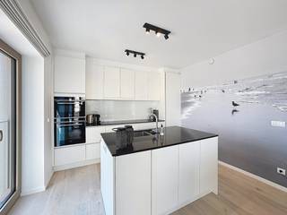 In de prestigieuze Residentie O’Sea te Oostende komt een luxueus en instapklaar 2-slaapkamer appartement beschikbaar. Dit appartement onderscheidt zich door zijn hoogwaardige afwerking, uitzonderlijke indeling en adembenemend uit/verzicht.Indeling en troeven van het appartement:-Uitnodigende inkomhal die een stijlvolle eerste indruk geeft.-Apart toilet en handige berging(met wasmachine aansluiting)-Slaapkamer 1 (voorzien van ingemaakte kasten)-badkamer 1 (moderne inloopdouche).-gezellige leefruimte-open keuken met ingebouwde toestellen en keukeneiland-Groot, luxueus terras met panoramisch uitzicht -Slaapkamer 2 eveneens met ingemaakte kasten-badkamer 2 met ligbad en groot lavabo meubel-Ondergronds: autostaanplaats met laadpunt én een privé berging.Residentie O’Sea staat voor moderne architectuur, kwaliteit en een unieke ligging. Hier woont u op wandelafstand van het strand, winkels en openbaar vervoer, met alle luxe en comfort binnen handbereik.Dit appartement is volledig instapklaar: geschilderd, voorzien van stijlvolle verlichting en afgewerkt met oog voor detail. Ben je geïnteresseerd in dit pand te huur in Oostende? Ga naar de website www.dewaele.com, klik op het pand dat je wenst te huren. Via de rode knop "vraag je bezoek aan" vragen we u kort een profiel in te vullen. Daarna nemen we contact op voor een bezoek. Telefonisch kunnen er geen afspraken gemaakt worden. Bezoek aanvragen