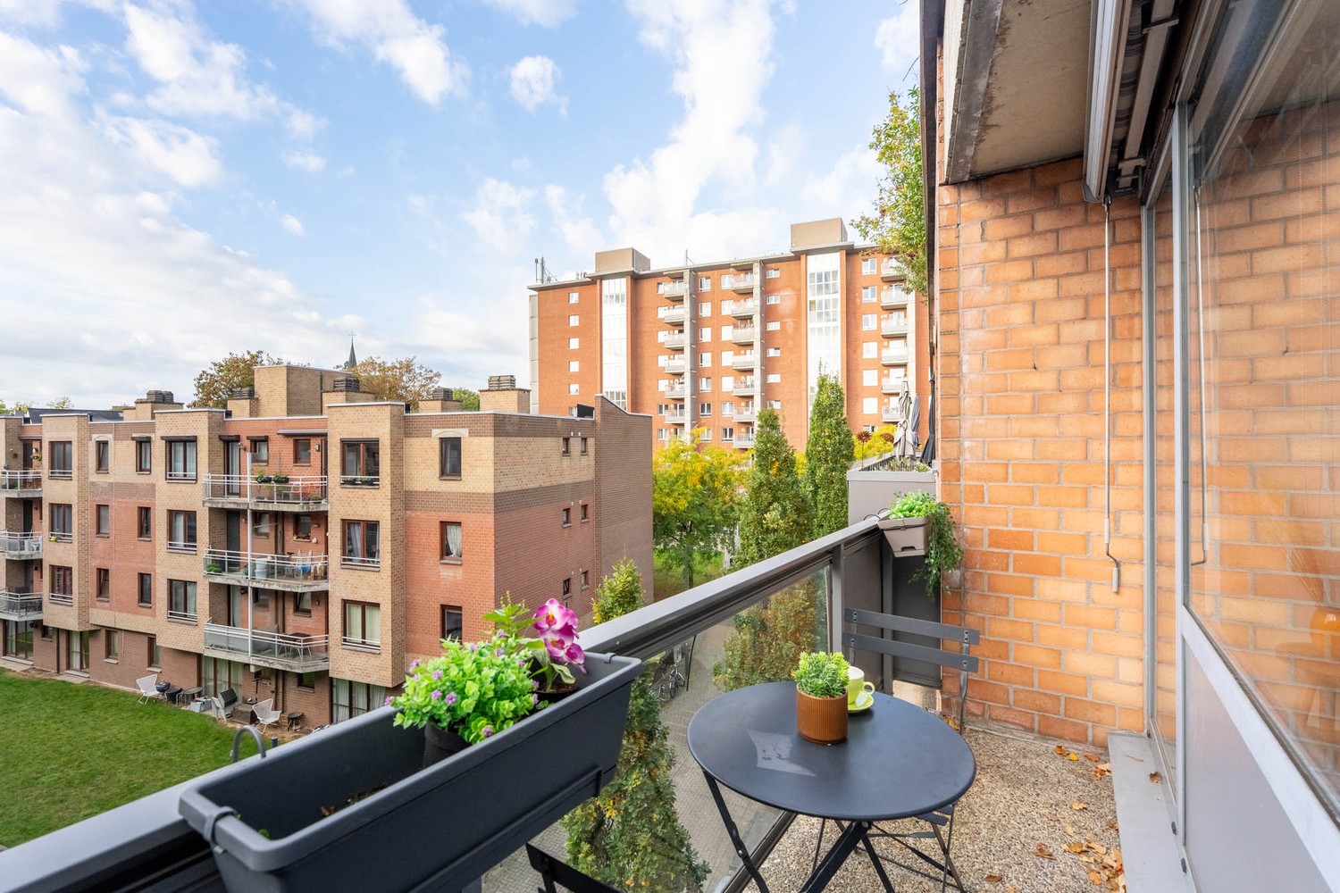 Centraal gelegen appartement met 2 slaapkamers, een terras en de mogelijkheid om een autostaanplaats en kelder bij aan te kopen te Leuven! - foto 5