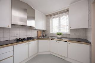 <p><span>Instapklaar 3-slaapkamerappartement </span></p><p><span>Ontdek dit instapklare en ruime appartement, ideaal gelegen in Ekeren (2180), vlakbij het station en openbaar vervoer, en op wandelafstand van het centrum.</span></p><p><span>Het appartement verwelkomt u via een inkomhal met gastentoilet. De lichtrijke en ruime woonkamer zorgt voor een aangename leefomgeving. Aansluitend vindt u een volledig geïnstalleerde keuken.</span></p><p><span>Verder beschikt het appartement over drie slaapkamers, waarvan de derde slaapkamer toegang biedt tot het terras ideaal om te genieten van een rustig moment buiten. De badkamer is praktisch ingericht en compleet.</span></p><p><span>Extra troef is de garagebox, verplicht bij aan te kopen aan 25.000€, wat zorgt voor extra comfort en parkeergemak.</span></p><p><span>Troeven:</span></p><ul><li><span>Instapklaar</span></li><li><span>3 volwaardige slaapkamers</span></li><li><span>Terras</span></li><li><span>Uitstekende ligging nabij station, openbaar vervoer en centrum</span></li></ul><p><span>Interesse? Contacteer ons voor een bezoek! Wij zijn bereikbaar op het volgende nummer 03/633.12.029 of email <span>info@immogreenstar.be</span></span></p><p><span>Bestuursmaatregelen in het maatregelenregister: nee</span></p>