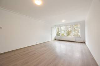 <p><span>Welkom aan dit opgefrist 2-slaapkamerappartement net ten zuiden van de groene long van Antwerpen : "het Rivierenhof." </span></p><p><span>Indeling: inkomhal, lichte leefruimte met grote raampartijen en aansluitend de vernieuwde keuken, 2 volwaardige slaapkamers achteraan met volledig uitgerekt Zuid terras over de gehele breedte van het appartement. . Badkamer met douche, toilet en wastafel.</span></p><p><span>Extra's: * Energetisch gerenoveerd gebouw (renovatie 2025) met hoogrendementsglas, warmtepomp lucht/lucht en vloerisolatie * Uitstekend EPC-label B (118 kWh/m²jaar) * Direct bewoonbaar of onmiddellijk verhuurbaar * Optie: aankoop gelijkvloers met 3 garageplaatsen én toegang tot de tuin voor 80.000,00 euro / 1e verdieping en 3e verdieping ook te koop bij Sinjoor Makelaars.</span></p><p><span>Info/bezoek: 03/283 05 00 - <span>stad@sinjoor.be</span></span></p>