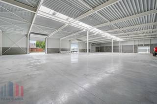 <strong>Hoogwaardig bedrijfsgebouw</strong> te huur met een oppervlakte van 1.220 m². De site is vlot bereikbaar dankzij de centrale ligging in Wichelen, met directe aansluiting op de N416. Via deze weg bereikt u in enkele minuten de N41, die zorgt voor een uitstekende verbinding richting de E40 en de E17. Ook Dendermonde, Aalst en Lokeren bevinden zich op korte rijafstand. <br /><br />De loods is uitgerust met <strong>2 sectionale poorten</strong>, lichtstraten en een duurzame polybetonvloer. Daarnaast worden ook verlichting en elektriciteit volledig voorzien in de loods. Bovendien wordt het geheel gebouwd volgens <strong>brandklasse C</strong>, waardoor het pand een uitstekende basis biedt voor diverse bedrijfsactiviteiten. Tevens zijn technische<strong> aanpassingen bespreekbaar</strong>, zoals het voorzien van rolbruggen. <br /><br />Een grote troef van deze site is de<strong> ruime buitenverharding</strong>, wat zorgt voor ruime manoeuvreermogelijkheden, buitenopslag of parkeergelegenheid. Ook zijn er <strong>oplaadpunten </strong>aanwezig op de parking. <strong>Onmiddellijk beschikbaar! </strong><br /><br />Contacteer PANORAMA B2B voor bijkomende informatie, plannen of een vrijblijvend plaatsbezoek via <strong>0477 06 30 30.</strong>