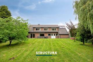 Op zoek naar een instapklare gezinswoning waar ruimte, privacy en natuur centraal staan? Deze ruime villa is gelegen op een prachtig perceel van maar liefst 37a72ca en geniet van een zuidoost georiënteerde tuin die een oase van rust vormt. Met een bewoonbare oppervlakte van ongeveer 231 m², vier volwaardige slaapkamers, twee gerenoveerde badkamers en een prachtige tuin biedt deze woning een unieke woonbeleving. Dankzij de instapklare afwerking, de gezellige speksteenkachel en de hoogwaardige voorzieningen is dit de ideale woning voor wie comfortabel wil wonen in een groene omgeving.IndelingGelijkvloers: ruime inkomhal, lichtrijke leefruimte met speksteenkachel, volledig uitgeruste keuken, wasplaats met Miele wasmachine en droogkast en inpandige garage met automatische poort.Eerste verdieping: nachthal, vier ruime slaapkamers, waarvan twee met ingemaakte kasten, en twee volledig gerenoveerde badkamers. Buiten: ruim zonneterras voorzien van een zonneluifel, een prachtig aangelegde en uiterst privatieve tuin met volwassen bomen, en een tuinhuis met elektriciteit. Karakteristieken- Perceel van 37a72ca- Bewoonbare oppervlakte ca. 231 m²- Zuidoost georiënteerde tuin- Instapklare woning- 4 slaapkamers- Zonneluifel aan het terras- Tuinhuis met elektriciteit- Uitzonderlijk privatieve tuin met prachtige volwassen bomen- EPC F, aldus energetische renovatieplicht binnen 6 jaarBent u op zoek naar een ruime, instapklare villa met een uitzonderlijk groot perceel en een prachtige, groene tuin waar rust en privacy gegarandeerd zijn? Dan is deze eigendom absoluut een bezoek waard. Contacteer Structura vandaag nog voor meer informatie of plan uw bezoek in via 02 460 80 46 of info@structura.be