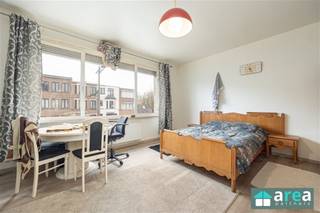 <p><span>Dit instapklaar appartement met twee slaapkamers bevindt zich op de 1ste verdieping van een kleinschalig gebouw zonder lift. Het eigendom is zeer centraal gelegen in de onmiddellijke omgeving van het openbaar vervoer, belangrijke verbindingswegen, scholen en verschillende supermarkten.</span></p><p><span> </span></p><p><span> </span></p><p><span>Grootste troeven:</span></p><p><span> </span></p><p><span>- Elektriciteit conform</span></p><p><span>- Zeer goede locatie</span></p><p><span>- Lichtrijk</span></p><p><span>- Geen algemene kosten!</span></p><p><span> </span></p><p><span>Indeling:</span></p><p><span> </span></p><p><span>We starten in de leefruimte met open keuken. Achterliggend treffen we de badkamer met de douche en WC, hiernaast bevinden zich de 2 slaapkamers van (8m² en 13m²)</span></p><p><span>Tot slot zijn er nog 2 bijhorende kelderbergingen (5m² en 3m²).</span></p><p><span> </span></p><p><span>Ideaal voor starters of als investering!</span></p><p><span> </span></p><p><span>Voor meer informatie kan u terecht bij Area Partners, info@area.be of 03/284.60.60</span></p>