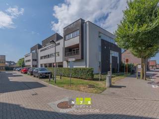 <span><strong>RUIM DUPLEX APPARTEMENT MET 3 SLAAPKAMERS INCLUSIEF PRIVATIEVE AUTOSTANDPLAATS IN HET CENTRUM VAN DILSEN<br /><br /></strong><strong>TROEVEN:<br /></strong>- Ideale ligging nabij het centrum met alle voorzieningen op wandelafstand.<br />- Veel lichtinval door de vele hoge raampartijen.<br />- EPC B: energiezuinig appartement! <br />- 2 badkamers. <br />- 3 ruime terrassen (totaal 72m²).<br />- Zeer ruim appartement met een bewoonbare oppervlakte van maar liefst 170m². <br />- Privatieve ondergrondse autostandplaats in de kelderverdieping.<br />- Zeer ruime kelderberging (27m²).<br /><strong><br />KELDERVERDIEPING -01<br /></strong>- Privatieve autostandplaats met nr. 8 (3,20m x 10,60m = 33,92m²): automatische sectionale poort (gemeenschappelijk), gepolierde betonvloer.<br />- Kelderberging (3,85m x 7,20m = 27,72m²): gepolierd betonvloer. <br /><strong><br />GELIJKVLOERS 00<br /></strong>- Gemeenschappelijke inkomhal. <br />- Traphal.<strong> <br /></strong></span><br /><span><strong>VERDIEPING</strong> <strong>+01<br /></strong>- Inkomhal (1,70m x 3,10m = 5,27m²): tegelvloer.<br />- Vestiaire (1,45m x 1,00m = 1,45m²): tegelvloer.<br />- Woonkamer ((6,80m x 6,00m) + (5,00m x 3,50m) +(3,25m x 2,50m) = 66,43m²): veel lichtinval dankzij grote raampartijen, dubbele deur en schuifraam naar de 2 terrassen, trap naar verdieping 2, tegelvloer.<br />- Terras 1 ((4,00m x 5,15m) + (2,90m x 1,50m) = 24,95m²):: deels overdekt, georiënteerd op het westen, tegelvloer. <br />- Terras 2 (3,70m x 3,60m = 13,60m²): overdekt, georiënteerd op het oosten, tegelvloer. <br />- Keuken (3,70m x 3,60m = 13,32m²): ingerichte onderkasten, bovenkasten, microgolfoven, keramische kookplaat, dampkap, lades, vaatwasser, tegelvloer. <br />- Toilet (1,45m x 1,00m = 1,45m²): spoelbak, hangtoilet, wandbetegeling, tegelvloer. <br />- Wasplaats (2,15m x 3,15m = 6,77m²): Cv-installatie op aardgas, boiler, kitchenette bestaande uit spoelbak, onderkasten, bovenkasten; tegelvloer. </span><span><br /><br /><strong>VERDIEPING</strong> <strong>+02 </strong><br />- Overloop ((2,00m x 3,20m) + (1,00m x 2,00m) = 8,40m²): tegelvloer. <br />- Slaapkamer 1 (3,25m x 5,30m = 17,23m²): deur naar terras 3, tegelvloer.<br />- Terras 3 (3,20m x 10,30m = 32,96m²): deels overdekt, tegelvloer. <br />- Badkamer 1 aansluitend op slaapkamer 1 (3,25m x 5,30m = 3,23m²): ingericht badmeubel met enkele lavabo, spiegel, onderkasten, kolomkast; aparte douche, wandbetegeling, tegelvloer. <br />- Slaapkamer 2 (3,50m x 5,00m = 17,50m²): tegelvloer. <br />- Slaapkamer 3 (3,50m x 5,00m = 17,50m²): tegelvloer. <br />- Apart toilet (1,78m x 1,00m = 1,78m²): hangtoilet, spoelbakje, wandbetegeling, tegelvloer. <br />- Berging (1,78m x 1,00m = 1,78m²): tegelvloer. <br /></span>- Badkamer 2 <span> ((1,85m x 2,00m) + (2,35m x 3,15m) = 7,40m²):</span> <span>: geïnstalleerd badbmeubel met dubbele lavabo, lades, kolomkast, spiegelkast; ligbad, aparte douche, zittoilet, wandkastje en leggers, wandbetegeling, tegelvloer. </span><br /><span><br />Bekijkt u deze advertentie via een aanverwante vastgoedsite, surf dan zeker naar onze website <strong>www.N78vastgoed.be</strong> voor een uitgebreide beschrijving en foto's. <strong>Meer info: +32 (0)89 86 18 88 of info@N78vastgoed.be.</strong></span>